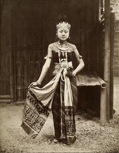 Dancer in het Javaanse dorp, Exposition Universelle, Parijs, 1889 door French Photographer